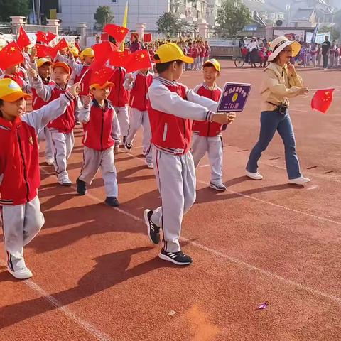 趣味运动，快乐成长 ——记实验小学二（8）班趣味运动会