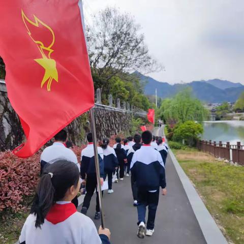 【鹤溪小学】缅怀革命先烈 弘扬民族精神——六年级段清明节祭扫烈士墓活动