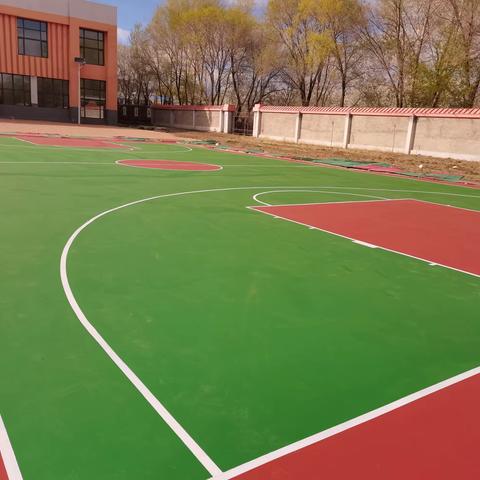 球场换新颜 校园增靓色——察尔森中学篮球场改造项目竣工