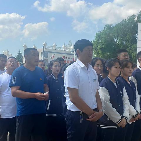 爱心捐款 情暖校园——察尔森中学师生为白亿丽娜同学捐款纪实