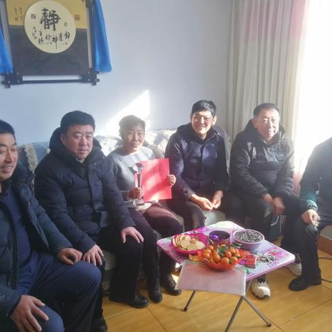 新春将至情更暖 前行不忘耕耘人——察尔森中学春节慰问离退休老教师