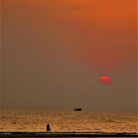 题“独钓夕阳下”