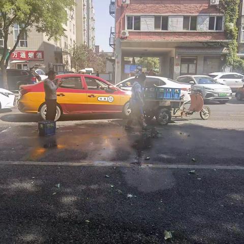 紧急清理碎玻璃全力以赴保通行