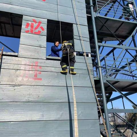 高区：马山路消防救援站开展沿水带逃生自救训练