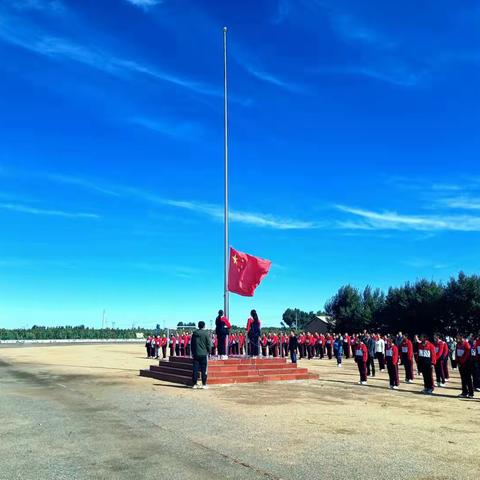 建华中学举行“同升国旗，同唱国歌”升国旗仪式