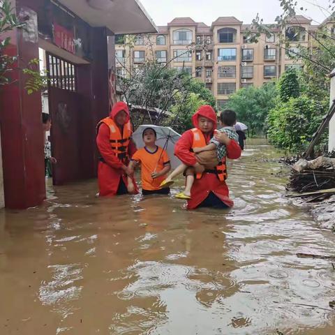 舞钢市突发强降雨多人被困 消防救援人员逆流营救