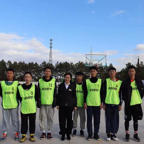 球场绽放光芒，校园点燃梦想——讷河职教中心信息技术部参加"奋斗杯"系部篮球赛纪实