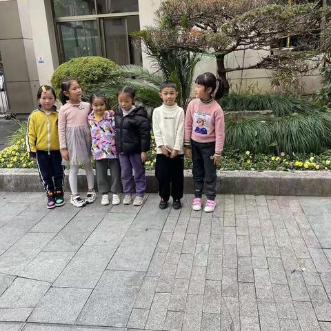 实验二小一4班班花班草队开展雷锋纪念日活动