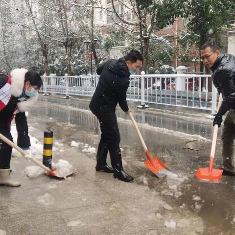 春节扫雪齐上阵 天冷情暖满社区