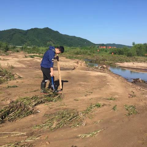 安图支行搜救小分队风雨无阻，搜救进行中！