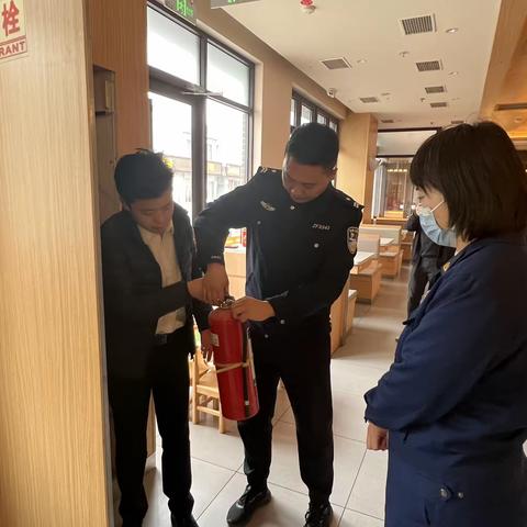 县局消防办联合赵州镇派出所开展沿街门头消防安全检查工作