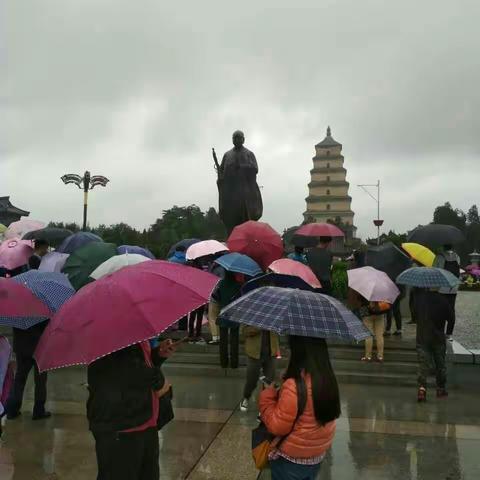 十一长假外出游 冒雨花钱买罪受