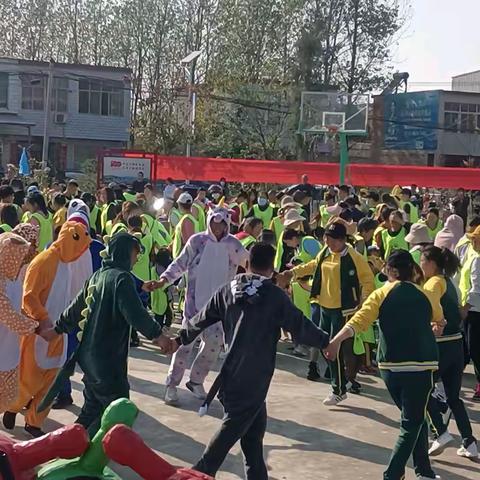 明天幼儿园《疯狂动物城》森林环保亲子运动会