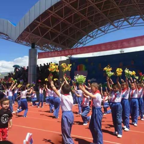 同歌  同舞  同欢乐  民族团结一家亲-----乌拉斯台乡九年制学校“文艺汇演”颁奖仪式