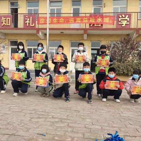 优秀伴我成长，榜样领航前行---李韩店小学期末表彰大会