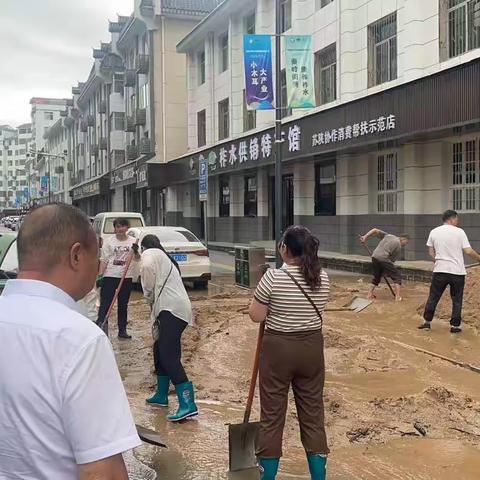 雨送清凉，环卫工人忙，还路面本色，送居民清洁