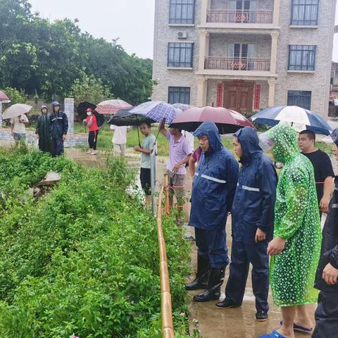 霞洞镇各级网格风雨无阻，坚守岗位护一方平安