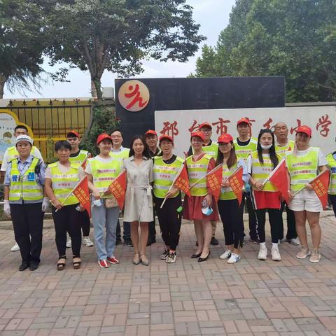 家校联动共护航  交通安全同守望————育红小学三年级（4）班家长志愿者在行动