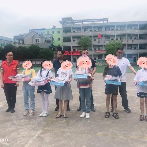 县民政局“我为群众办实事：”六一“期间，关爱留守儿童，播散阳光暖童心