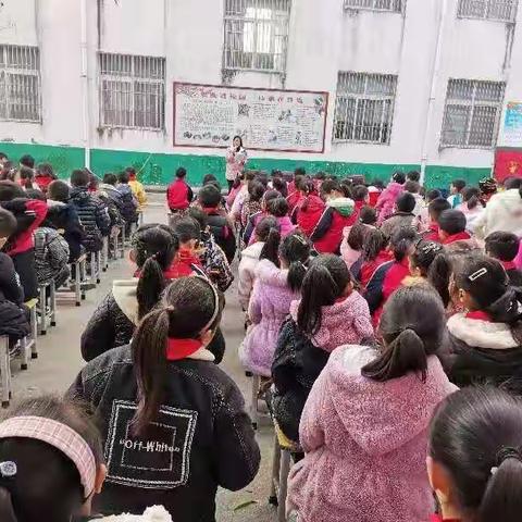 东南小学举行少年先锋队入队仪式和期中表彰大会