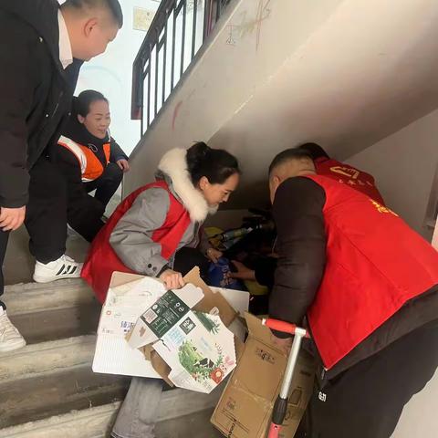 河庄坪镇长庆社区文明实践活动——楼道杂物清理