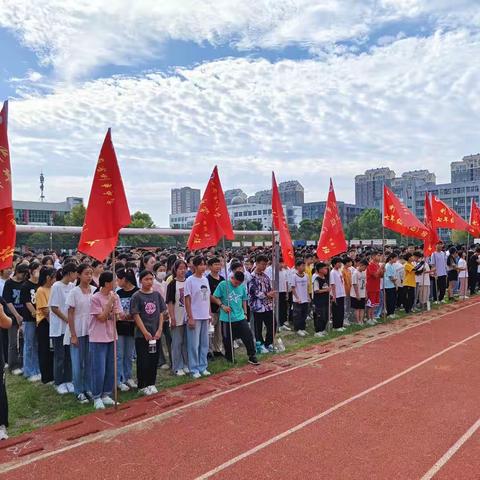 九月开学迎新生，军事训练展新姿。