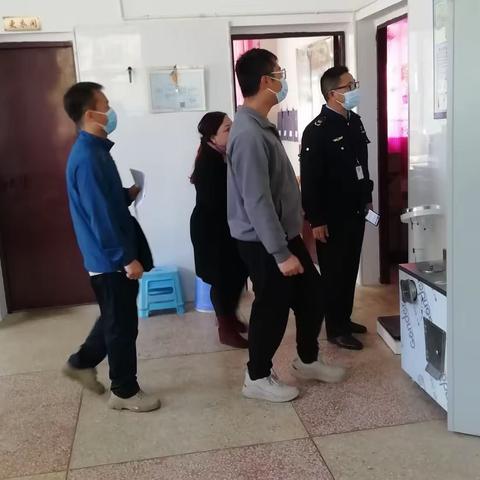 雅邑镇武装部部长张宇超带领镇市场监管所到辖区学校开展食品安全检查