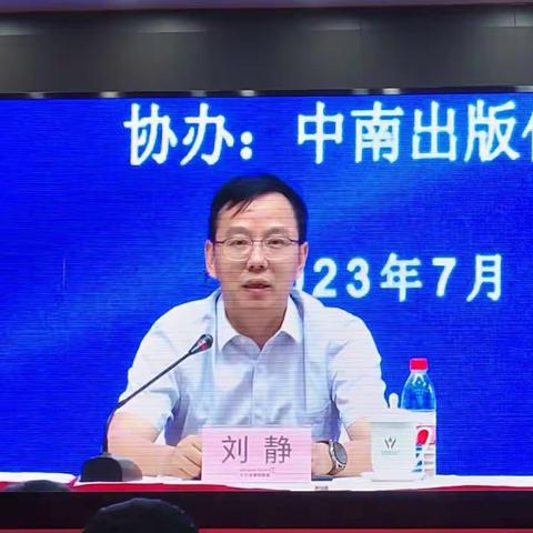 诗意初夏情怀不减，不懈教研拾级而上