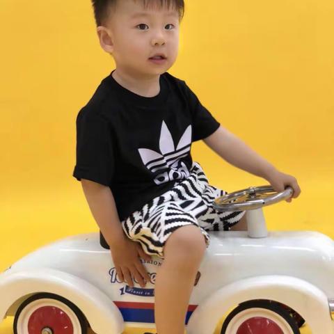 你是一朵含苞的花蕾，你是一片报春的绿叶，盈满着春天的气息。爷爷奶奶祝小满两岁生日快乐！