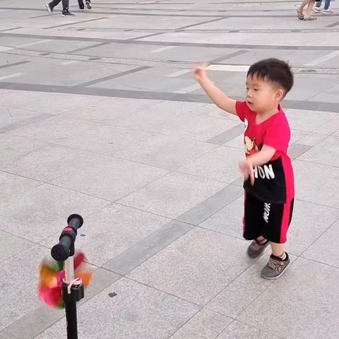 小亿生活小花絮 ～广场舞篇（我和广场舞奶奶一起跳）