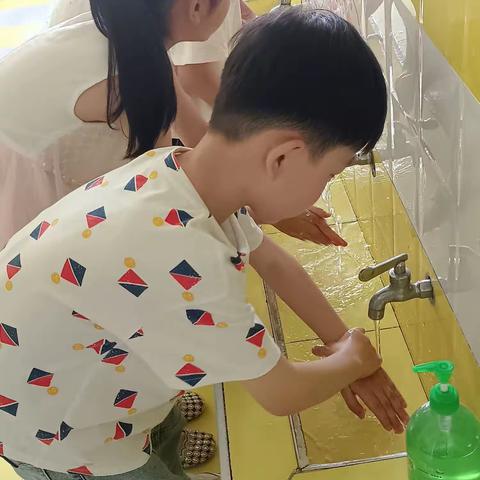 好习惯养成——旭日幼儿园《自己事自己做》             自己是的事自己做