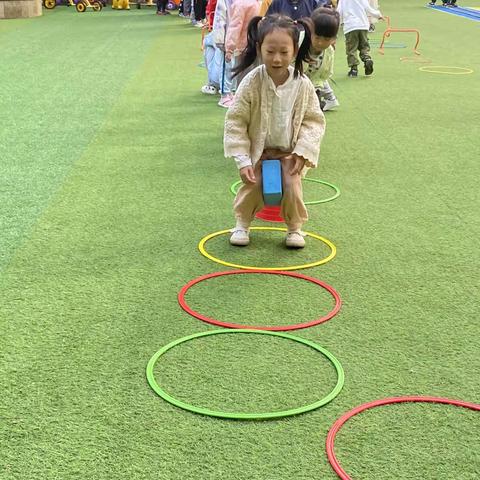 四季康城第二幼儿园大一班晨练第四周