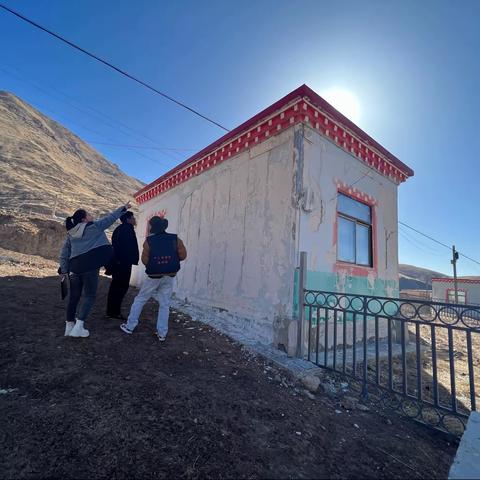 麻呷村驻村干部对易地扶贫搬迁住房质量巡查