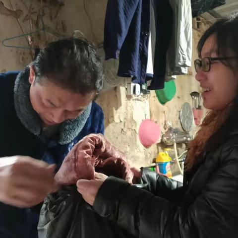 新华社区为辖区低保户和孤寡老人发放毛毯御寒