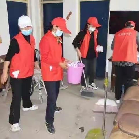 驻村工作组及教育系统老师参加张唐马村人居环境义务劳动。