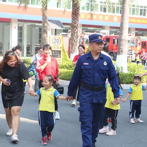 大手拉小手，消防零距离——高州市第一幼儿园参观消防局社会实践活动