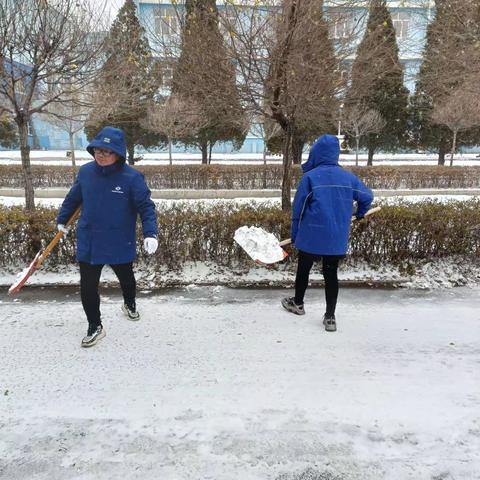 不畏严寒除积雪，扫雪开路暖人心