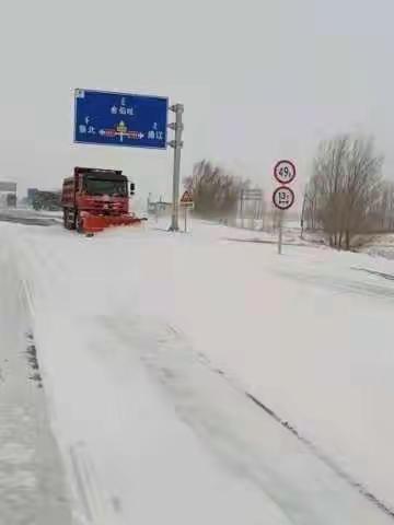 地方道路管理段全力出击，打赢除雪保畅突击战