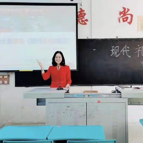 礼仪风采｜感受礼仪的无限魅力，石彩荣老师走进金融学院执教。