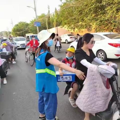 网格员关心小学生出行安全