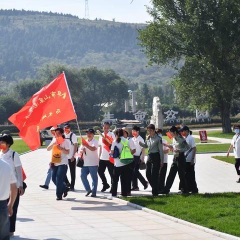 山东南下干部.部队金华后代首次参加山东老战士纪念广场烈士纪念日活动