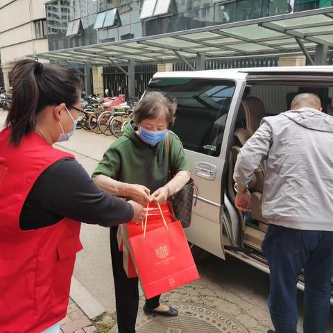 风雨坛街道春河社区党员中心户送月饼活动