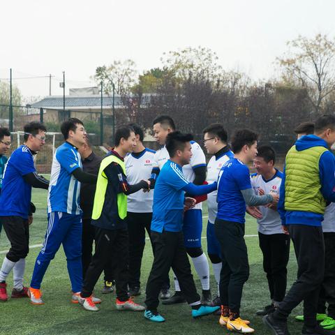 “银担携手，共助小微，合作友谊，美好未来”，高陵担保与浦发银行，举行足球友谊赛