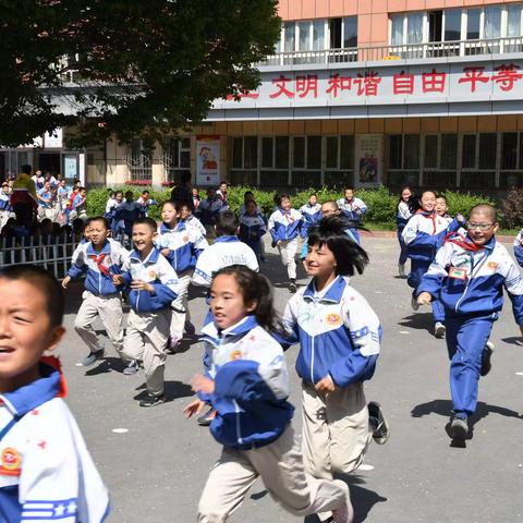 乌市第七十三中学防震减灾安全紧急疏散演练宣传周信息