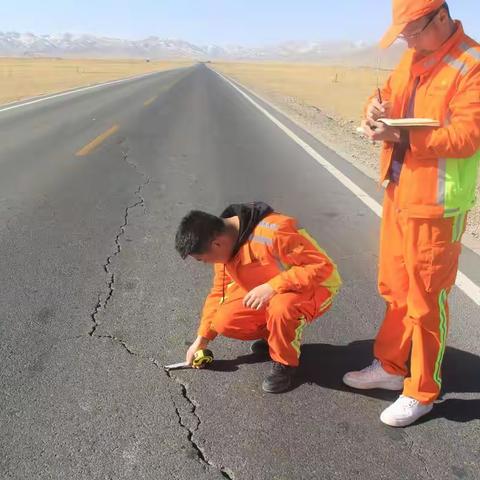 “把诊问脉”开处方  路况调查我先行--乌兰公路段扎实开展春季路况调查工作