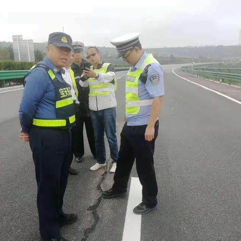 【宝鸡高交大队】高交大队联合路政部门开展节前道路交通隐患排查活动