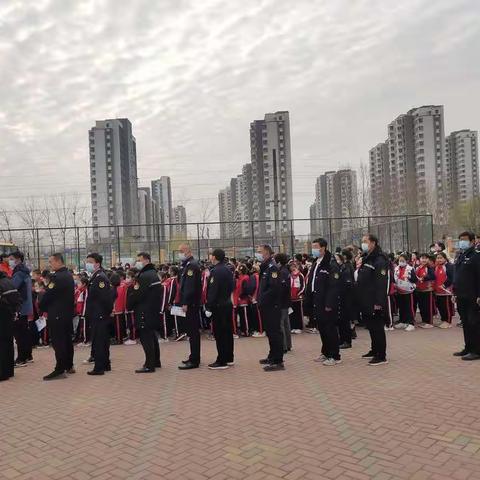 交通安全“同”维护——广饶县同和小学举行生命教育自课程校车故障应急演练