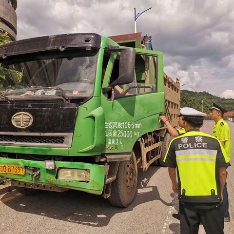 路警同心齐发力 打击超限共治理