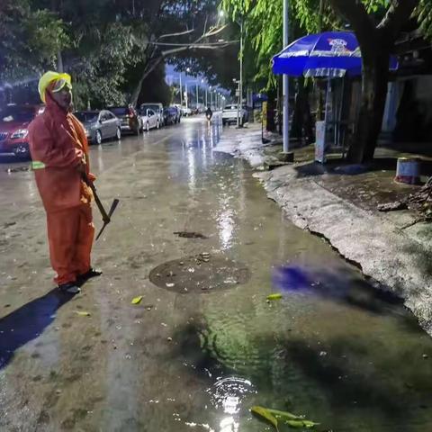 区住建局检查强降雨后背街小巷易积水路段情况