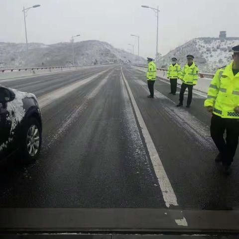 丹江口市道路综合执法大队雨雪恶劣天气护安全保畅通